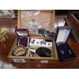 A wooden box of vintage and contemporary jewellery including rings, sets of earrings,