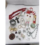 A mixed lot of costume jewellery.