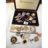A good lot of vintage and modern brooches.