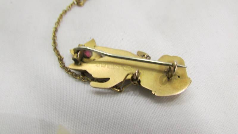 A gold brooch in the shape of a hand with safety chain. - Image 3 of 3