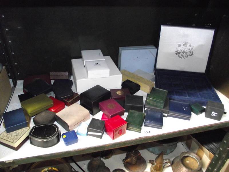 A good lot of jewellery boxes.