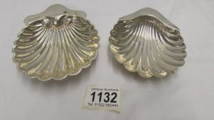 2 silver shell shaped dishes, approximately 130g.