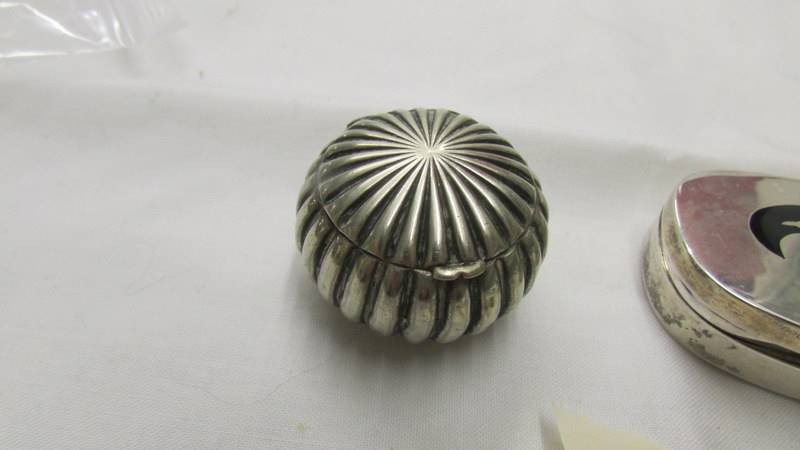 A silver pill box with seagull design and an interesting white metal pill box. - Image 3 of 3