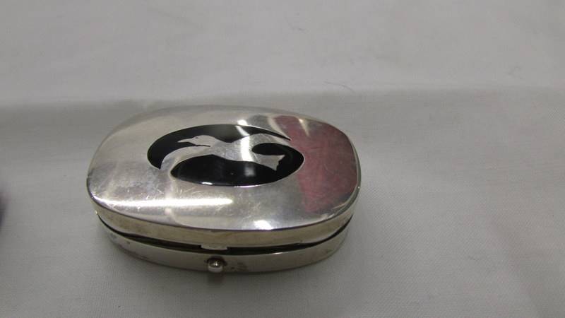 A silver pill box with seagull design and an interesting white metal pill box. - Image 2 of 3