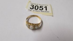 An 18ct gold ring set 3 opals, size P, total weight 1.8 grams.