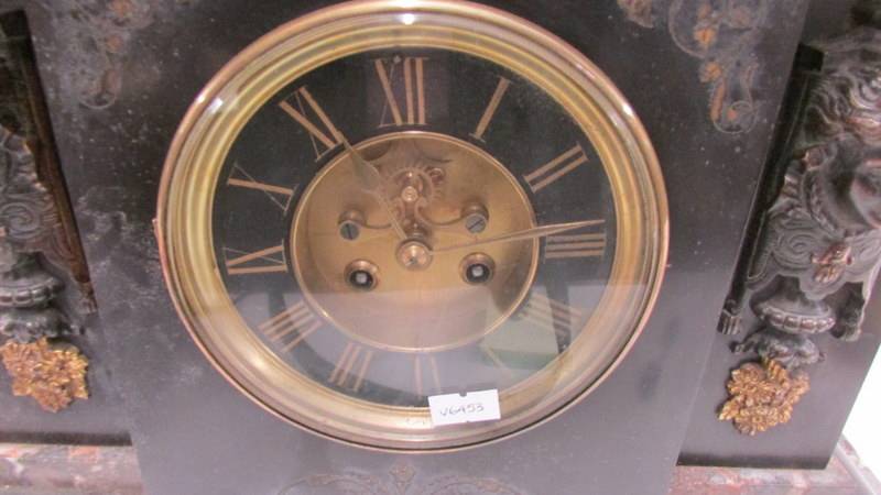 A Victorian black marble mantle clock with ormolu mounts. - Bild 3 aus 5