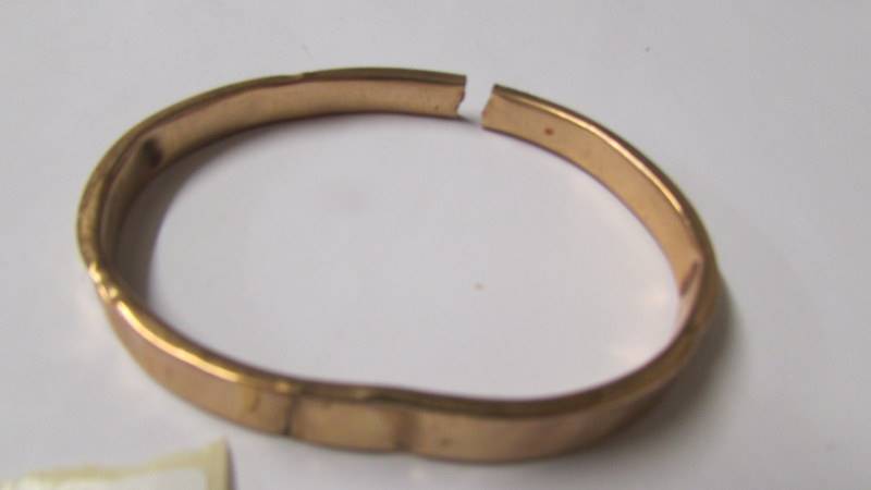 A 9ct gold bangle a/f and a 9ct gold ring (missing some stones) - Image 3 of 3