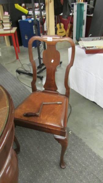 A good quality oval wind out dining table with four chairs. - Image 3 of 3