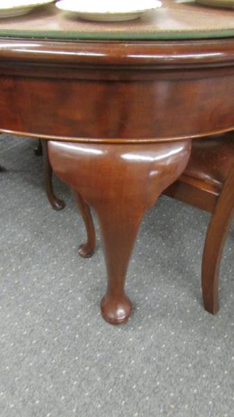 A good quality oval wind out dining table with four chairs. - Image 2 of 3