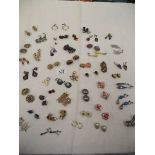 A mixed lot of vintage clip-on earrings.