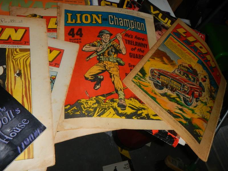 A long shelf of assorted comics including Joe 90, Return of the Jedi, Lion, Batman etc. - Image 7 of 7