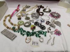A mixed lot of costume jewellery.