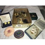 A good lot of vintage brooches