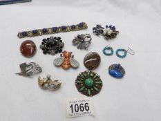 A quantity of vintage jewellery (11 items).