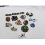 A quantity of vintage jewellery (11 items).