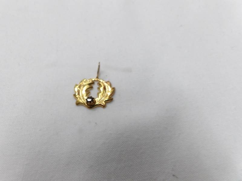 A 9ct gold ring (approximatley 4.4 grams) and a gold on silver charm with small garnet. - Image 3 of 3