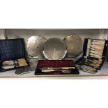 A cased pair of fish servers & 2 cased sets of fish knives & forks & a set of silver plate coasters