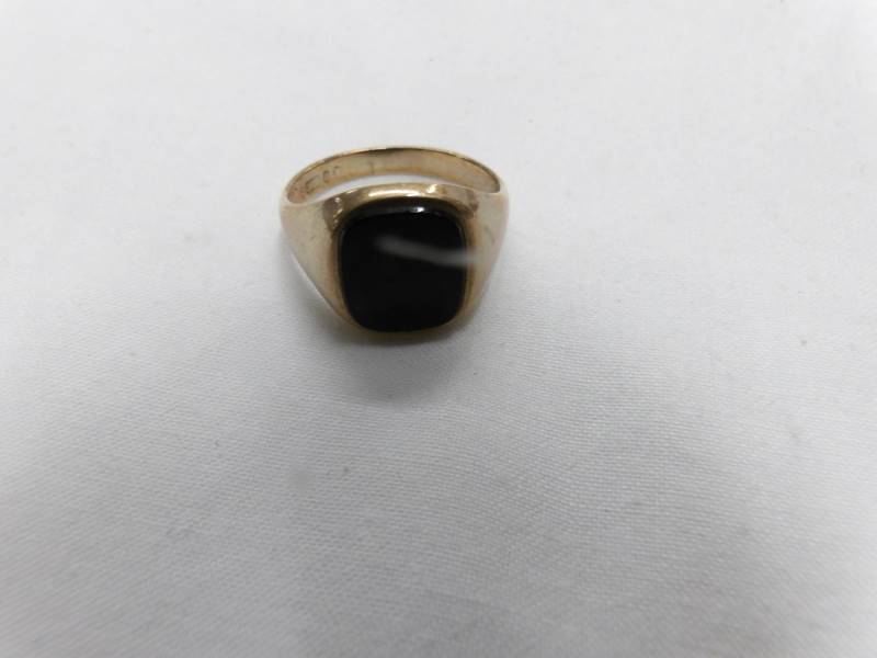 A 9ct gold ring (approximatley 4.4 grams) and a gold on silver charm with small garnet. - Image 2 of 3