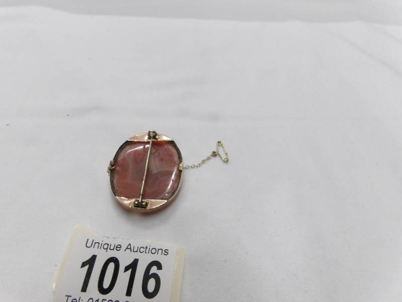 A gold agate brooch with gold safety chain. - Image 2 of 2