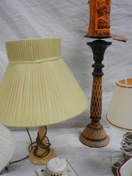 6 table lamps, a carriage candle holder and a new Novalum shimmering candle with stand. - Image 3 of 6