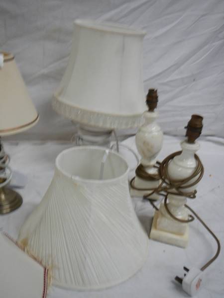 6 table lamps, a carriage candle holder and a new Novalum shimmering candle with stand. - Image 4 of 6