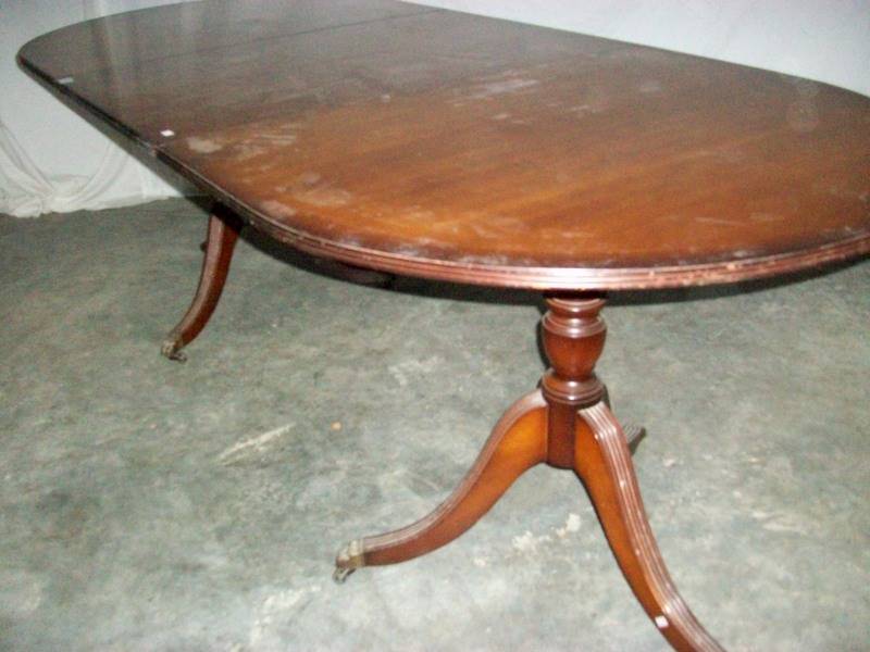 An extending dining table, 215 x 75 cm when extended, 92 cm high, - Image 5 of 6