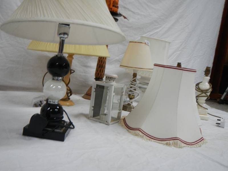 6 table lamps, a carriage candle holder and a new Novalum shimmering candle with stand. - Image 2 of 6