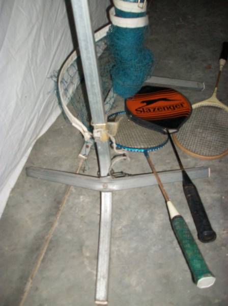 A good quality badminton posts with net and four raquets. - Image 3 of 4