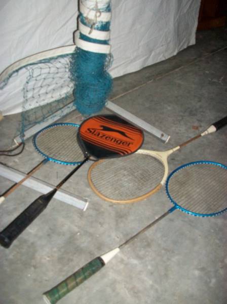 A good quality badminton posts with net and four raquets. - Image 2 of 4