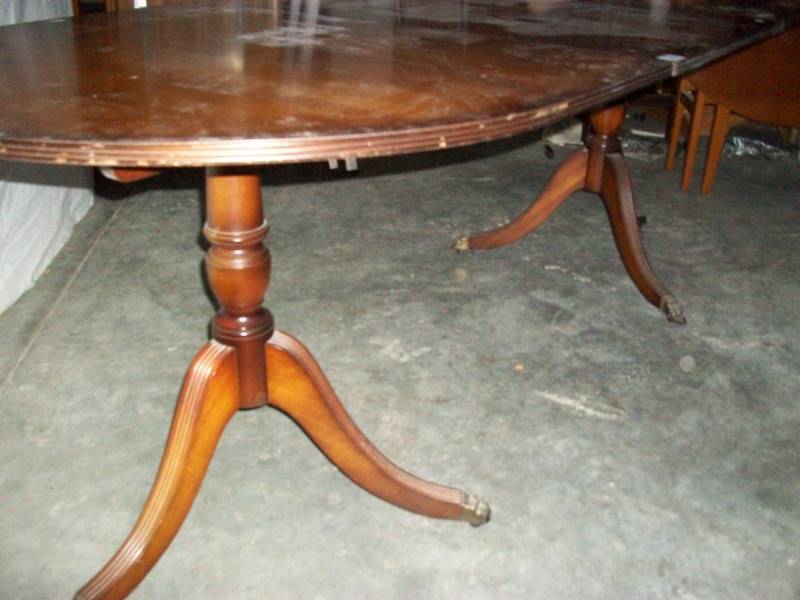 An extending dining table, 215 x 75 cm when extended, 92 cm high, - Image 6 of 6