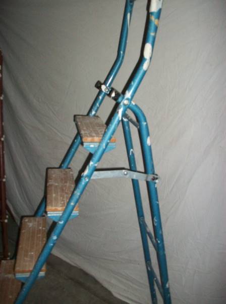 3 metal step ladders, 2 x 3 step and 1 x 2 step. - Image 4 of 5