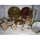 Approximately 20 items of assorted brass ware.