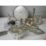 A mixed lot of silver plate items including napkin rings.