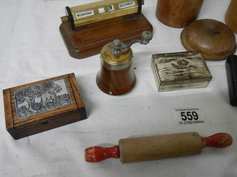 A mixed lot including match holder, perpetual calendar, thermometer, etc. - Image 3 of 8