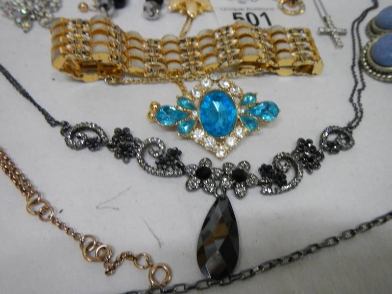 A good mixed lot of costume jewellery including a glass clock, 25 items. - Image 5 of 7