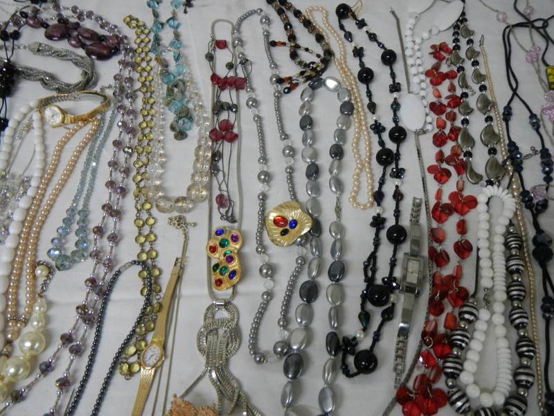 A good large lot of costume jewellery including necklaces, earrings, bracelets, wrist watch etc. - Image 5 of 11