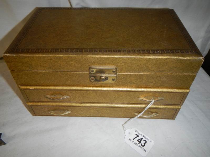 A jewellery box and jewellery including silver chain. - Image 8 of 8