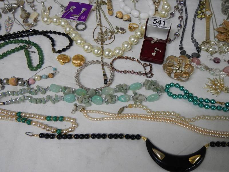 A good large lot of costume jewellery including necklaces, earrings, bracelets, wrist watch etc. - Image 9 of 11