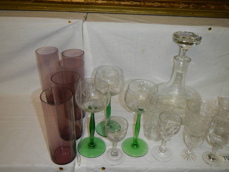 A modern decanter and various drinking glasses. - Image 4 of 4