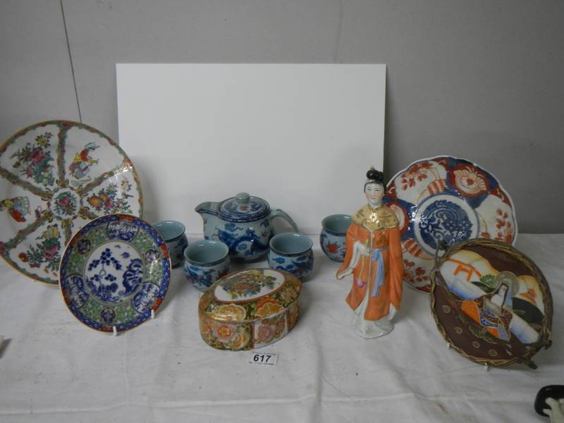 A mixed lot of oriental style items.