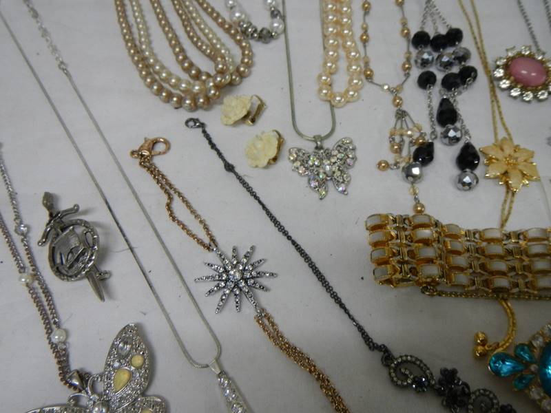 A good mixed lot of costume jewellery including a glass clock, 25 items. - Image 3 of 7