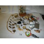 A mixed lot of collectable items, brooches etc.