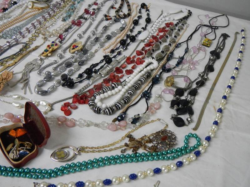 A good large lot of costume jewellery including necklaces, earrings, bracelets, wrist watch etc. - Image 4 of 11