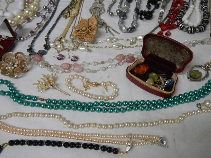A good large lot of costume jewellery including necklaces, earrings, bracelets, wrist watch etc. - Image 3 of 11