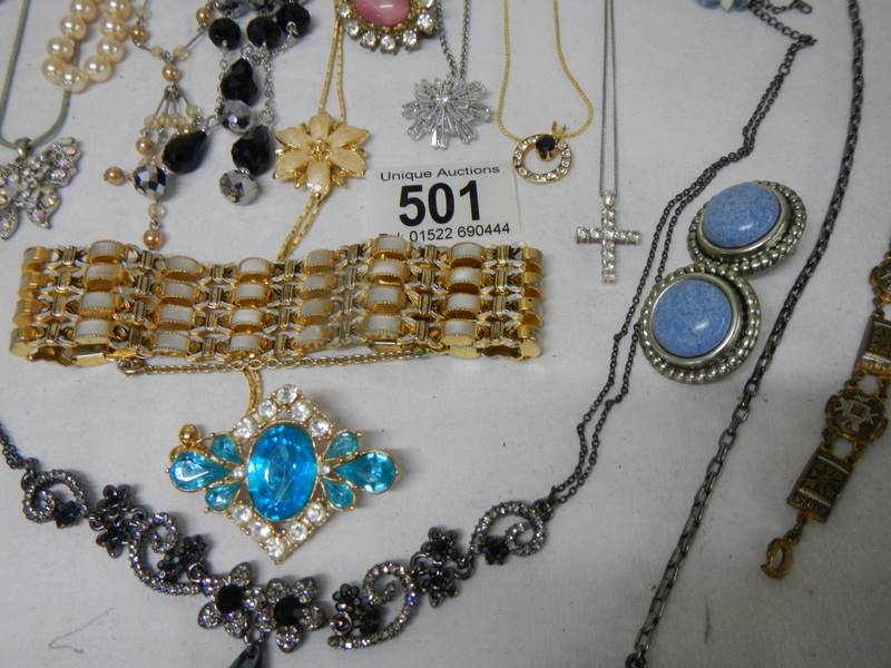 A good mixed lot of costume jewellery including a glass clock, 25 items. - Image 2 of 7