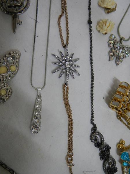 A good mixed lot of costume jewellery including a glass clock, 25 items. - Image 7 of 7