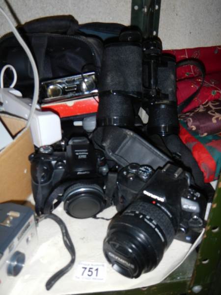 A large lot of digital camera's.