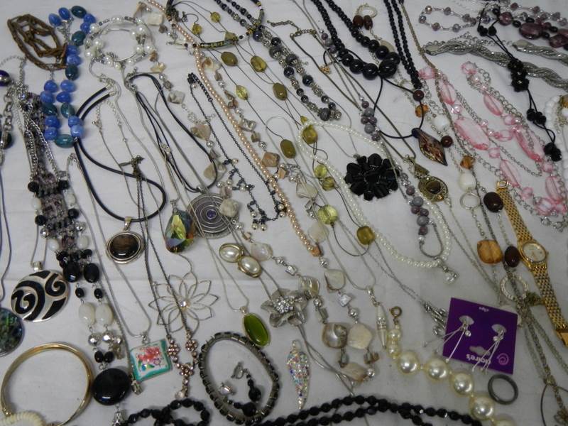 A good large lot of costume jewellery including necklaces, earrings, bracelets, wrist watch etc. - Image 7 of 11