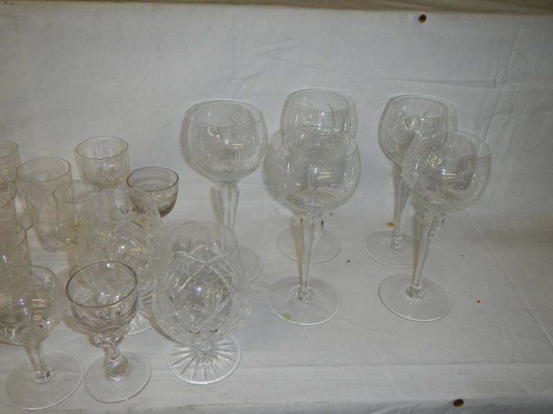 A modern decanter and various drinking glasses. - Image 2 of 4