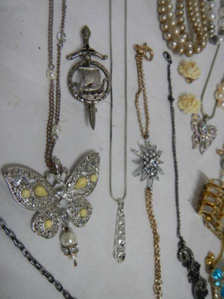 A good mixed lot of costume jewellery including a glass clock, 25 items. - Image 6 of 7